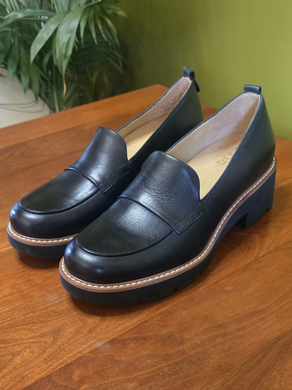 Naturalizer Darry Leather Lug Sole Loafers size 7 Black Comfortable Shoes